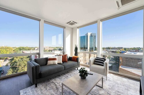 2BR City Suite w/ Amazing Glass Views