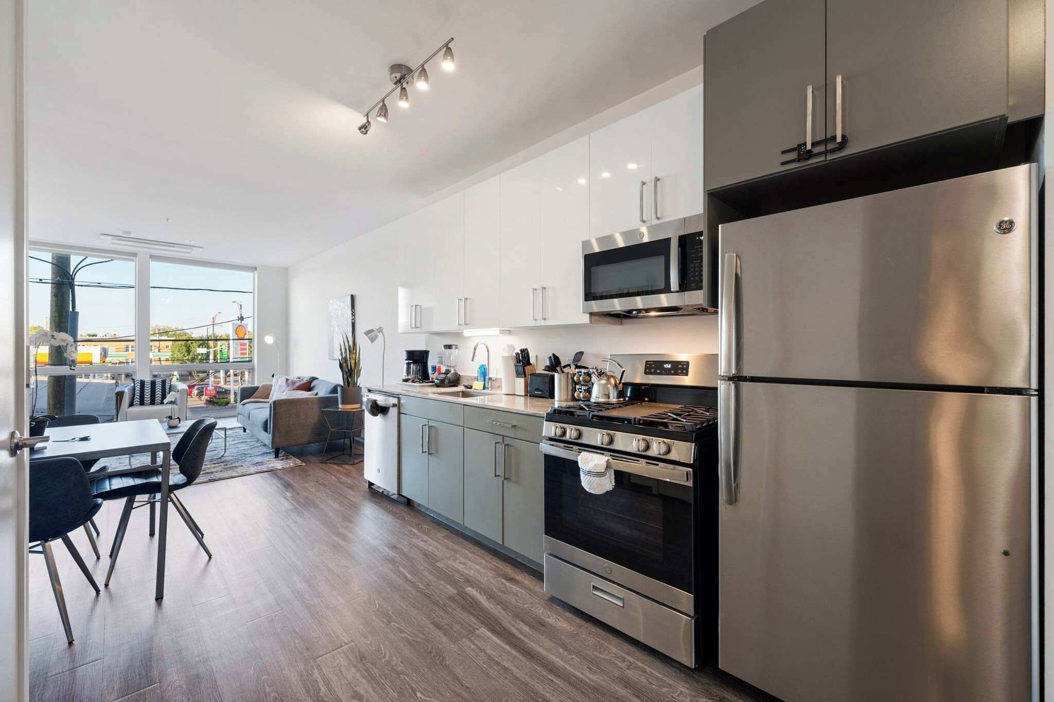 Køleskab, mikrobølgeovn, ovn, kogeplade