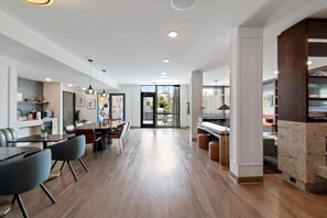Dining - New, Modern 1 King City Escape (Chicago)