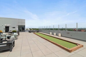 Outdoor dining - New, Modern 1 King City Escape (Chicago)