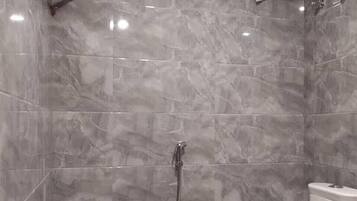 Dusche, Handtücher, Seife, Shampoo