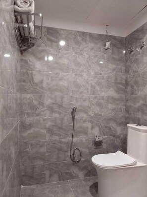 Ducha, toallas, jabón, shampoo
