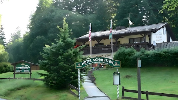 A hotel entrance with a sign, pathway, and surrounding greenery. - Hotel Schachten – Apartment 3 mit Bergblick, Frühstück inklusive & Shuttleservice (Lindberg)