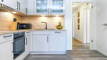 KĂŒhlschrank, Mikrowelle, Ofen, Herdplatte