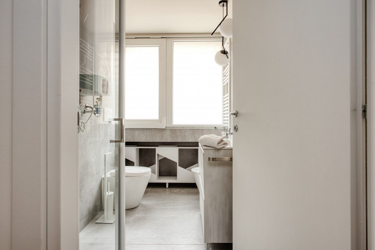 Douche, bidet, serviettes fournies