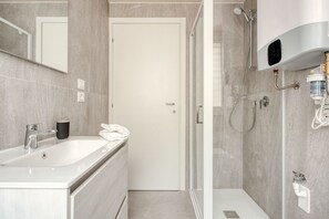 Shower, bidet, towels