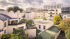 Un quartier résidentiel comprenant plusieurs immeubles d’appartements, dont certains sont dotés de balcons et d’espaces verts.