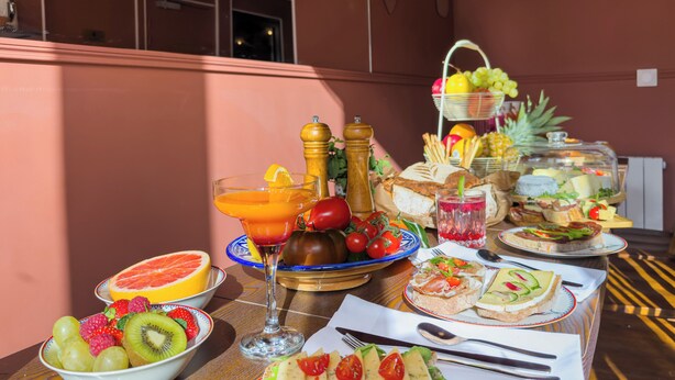 Un buffet de petit-déjeuner proposant une variété de fruits, de fromages et de sandwichs.