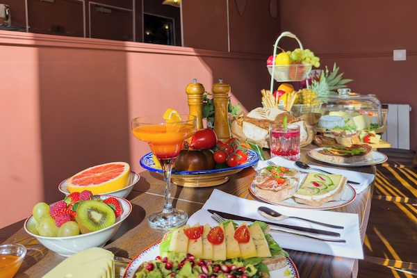 Petit déjeuner continental (15 EUR par personne)