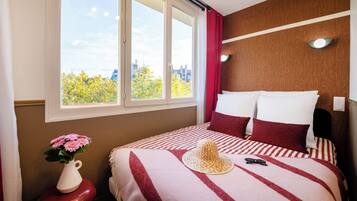 Klassieke tweepersoonskamer | Een kluis op de kamer, een strijkplank/strijkijzer, gratis wifi