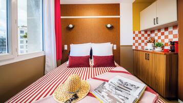 Habitación doble superior | Caja de seguridad en la habitación y tabla de planchar con plancha