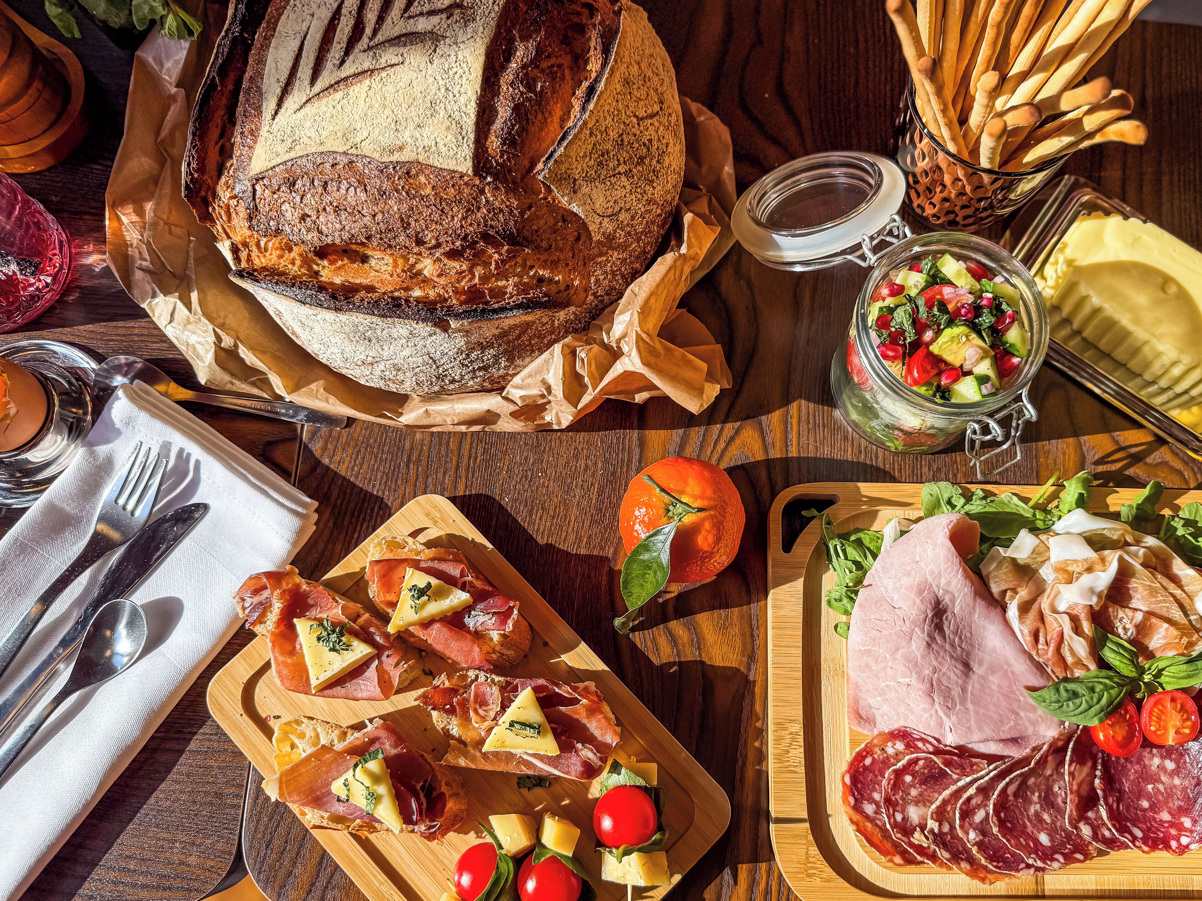 Daily continental breakfast (EUR 15 per person)