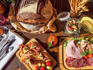 فطور أوروبي يوميًا بتكلفة قدرها (15 EUR للشخص)