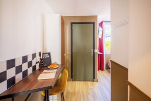 Classic Single Room | In-room safe, iron/ironing board, free WiFi