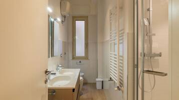 Doccia, asciugacapelli, bidet, asciugamani