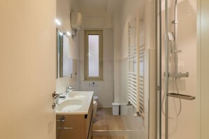 Een douche, een bidet, handdoeken