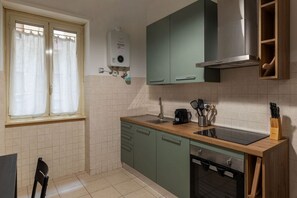 Fridge, microwave, dishwasher, toaster - GuestHost - Trastevere Apartment Roma Portuense (Rome)
