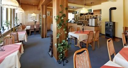 Apartamento en un hotel '6' con vistas a la montaña, terraza privada y Wi-Fi