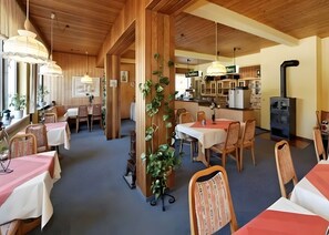 Dining - Apartment in A Hotel '6' with Mountain View, Private Terrace and Wi-Fi (Lindberg)