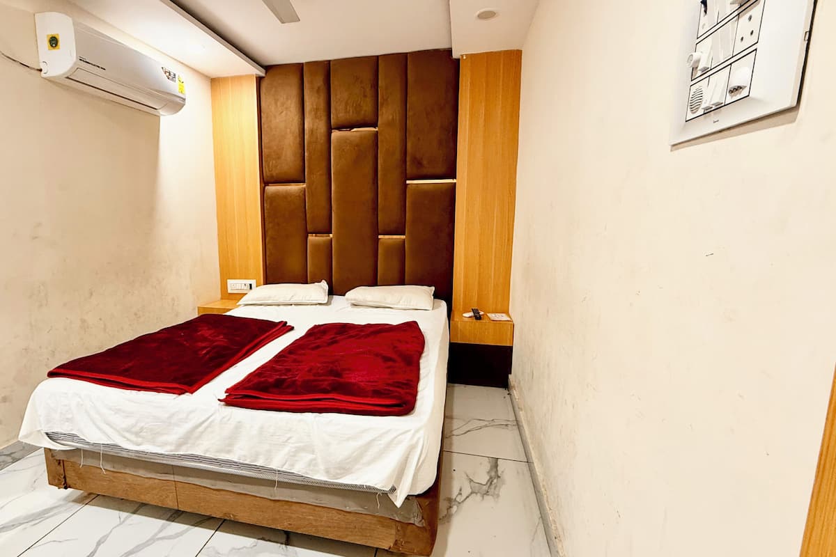 Premium bedding, desk, laptop workspace, soundproofing