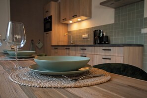 Fridge, microwave, oven, stovetop - Spacious and luxurious 4 to 6 person apartment. (Leidschendam)