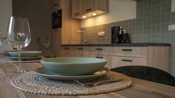 Een koelkast, een microgolfoven, een oven, een kookplaat