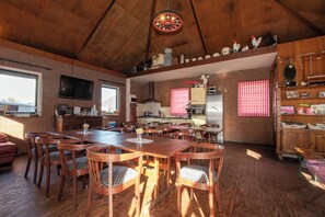 Dining - Spacious and luxurious 4 to 6 person apartment. (Leidschendam)