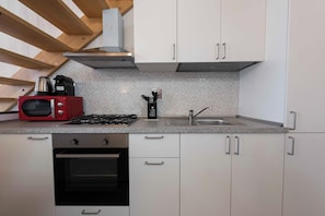 Dúplex Confort, vistas a la ciudad | Cocina privada | Frigorífico, placa de cocina y utensilios de cocina