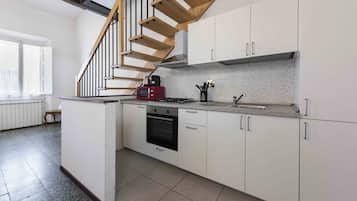 Nhà Duplex tiện nghi đơn giản, quang cảnh thành phố | Bếp riêng | Tủ lạnh, bếp nấu, dụng cụ nấu nướng/bát dĩa/dao nĩa
