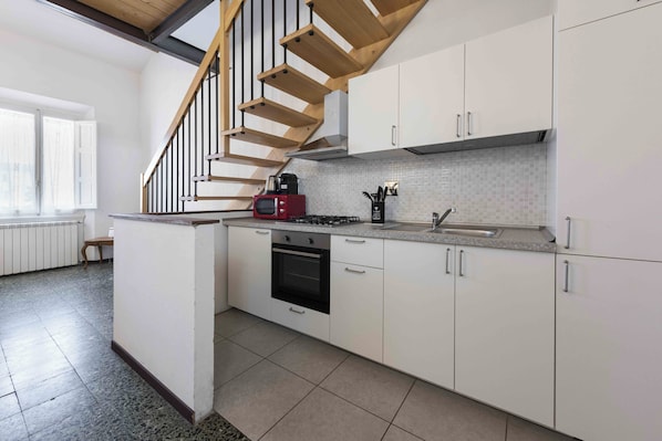 Duplex conforto, vista para a cidade | Cozinha privada | Geladeira, cooktop, talheres/pratos/utensílios de cozinha