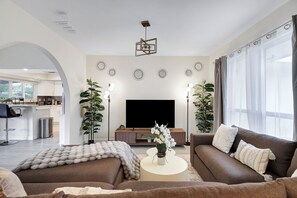 Smart-tv, bordfodbold, bordtennisbord, kontorer