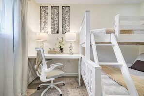 3 Schlafzimmer, Schreibtisch, Bügeleisen/Bügelbrett, kostenloses WLAN