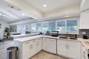 Køleskab, mikrobølgeovn, ovn, kogeplade