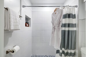 Haartrockner, Handtücher, Seife, Shampoo