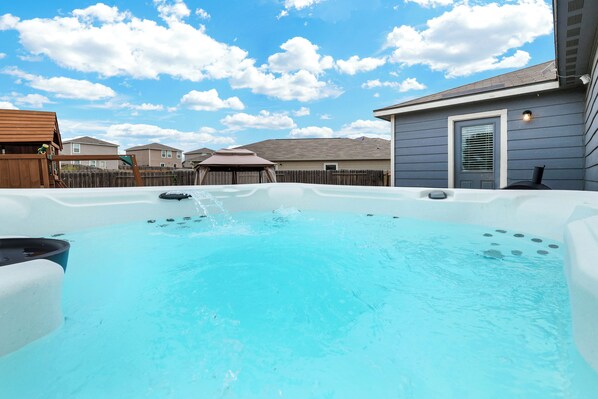 Outdoor spa tub
