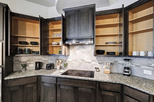 Hot Tub Near Sea World | BBQ Yard Games Swing Set