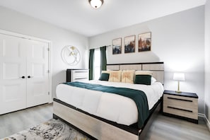 5 Schlafzimmer, Schreibtisch, Bügeleisen/Bügelbrett, Reisekinderbett