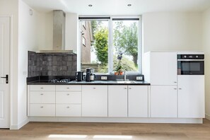 Fridge, microwave, oven, stovetop - Spacious 2-person apartment (Leidschendam)