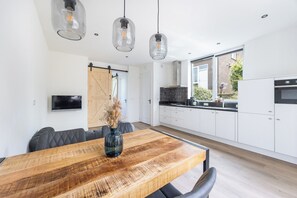 Fridge, microwave, oven, stovetop - Spacious 2-person apartment (Leidschendam)