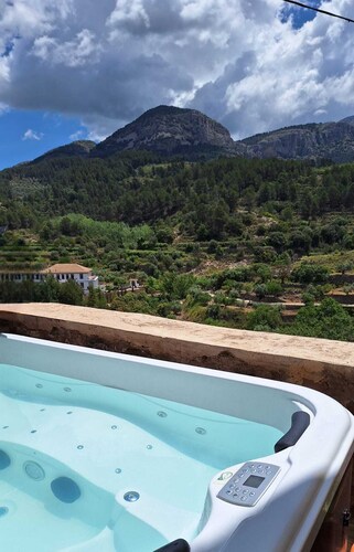"Balcón de Aitana" : rural house with large terrace, jacuzzi and mountain views.
