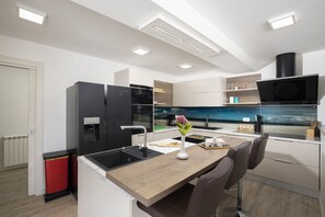 Fridge, oven, stovetop, dishwasher