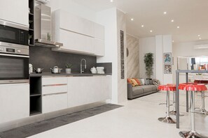 冷蔵庫、電子レンジ、オーブン、コンロ