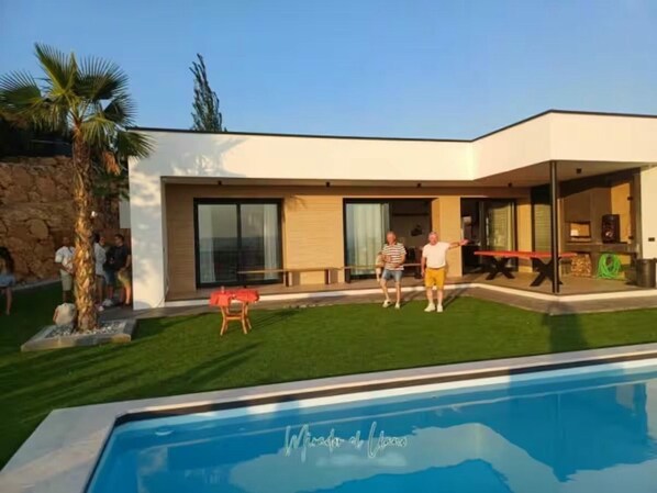 A modern house with a swimming pool, a covered patio, and a well-maintained lawn. - Mountain experience with pool and BBQ in Pozo Alcón (Pozo Alcón)