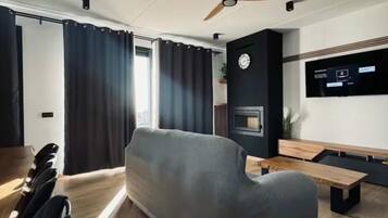 Een televisie en een open haard
