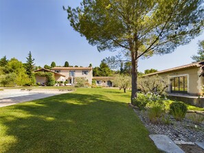 Exterior - Charming Provencal Farmhouse with Pool in the Alpilles (Paradou)