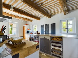 Fridge, microwave, oven, stovetop - Charming Provencal Farmhouse with Pool in the Alpilles (Paradou)