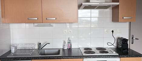 冷蔵庫、電子レンジ、オーブン、コンロ