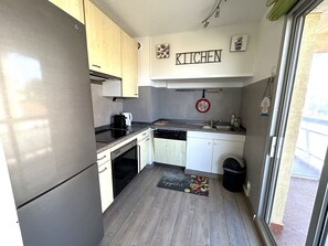 Réfrigérateur, four à micro-ondes, un four, surface de cuisson