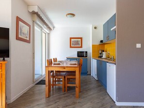 Microwave, dishwasher, coffee/tea maker, toaster