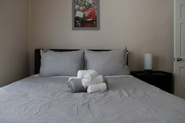5 bedrooms, WiFi, bed sheets